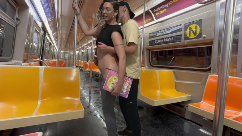 Gabi SweetCouplesStories: Gadis pelajar dicrot di kereta bawah tanah New York.