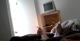 Caressonnous: Ik masturbeer in mijn kingsize bed