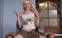 18Magazine: Blond coed Ana Fey smeker sin magra kropp med en...