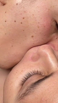 Seine riesige Zunge erreicht meinen Hals, ich liebe es, daran zu lutschen, sie ist so nass und schleimig.