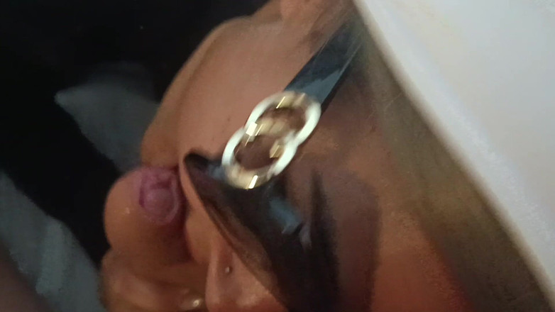 LauraOnHeels: サングラスのミルフが口に精液を残したフェラチオ