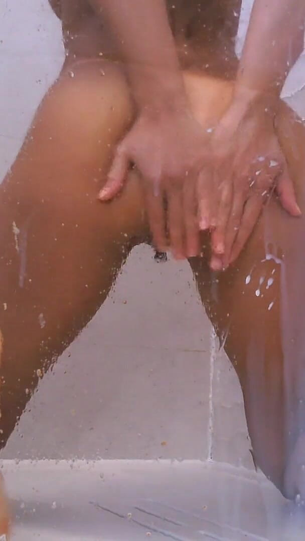 UsTwo4YouX: Enema com leite no chuveiro