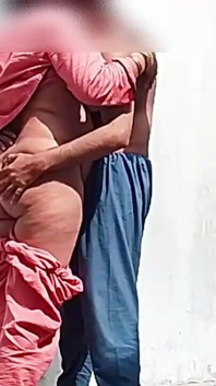 Bhabhi desi India yang bertetek besar menghisap zakar dan dikongkek
