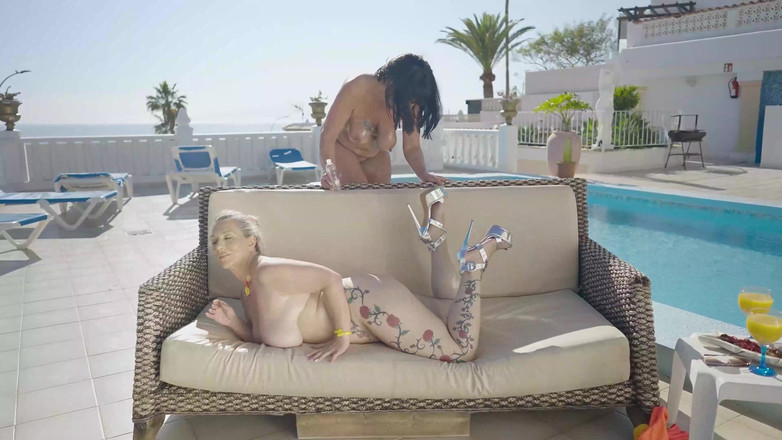 German Porn: Två stora bröst MILFs äter varandras fittor och delar jätte kuk...
