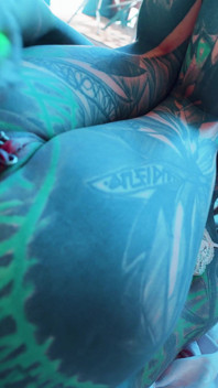 Une star du porno tatouée en lingerie se fait baiser avec des godes déments