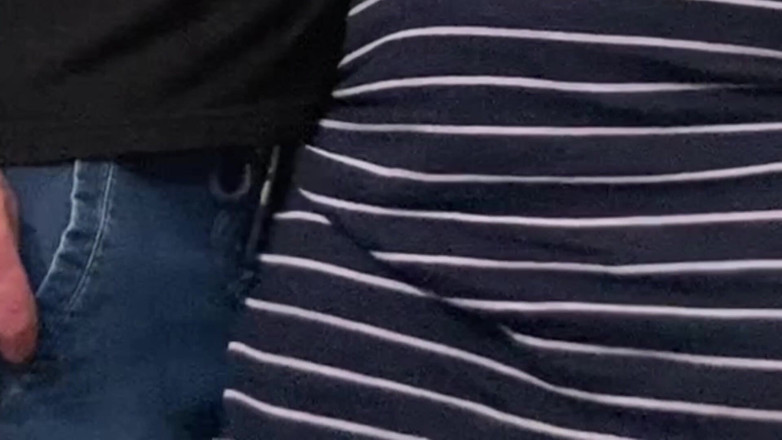 Niki studio: 지하철의 드레스 아래에서 낯선 사람이 내 보지를 만지게 해줘