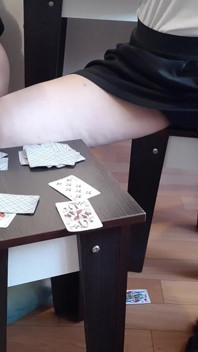 Una partita di carte finisce con un trio lesbico fatto in casa