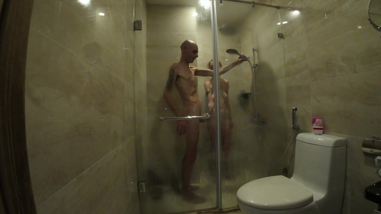 SkinnyWithAHugeDick: 在我们的酒店房间里乱搞