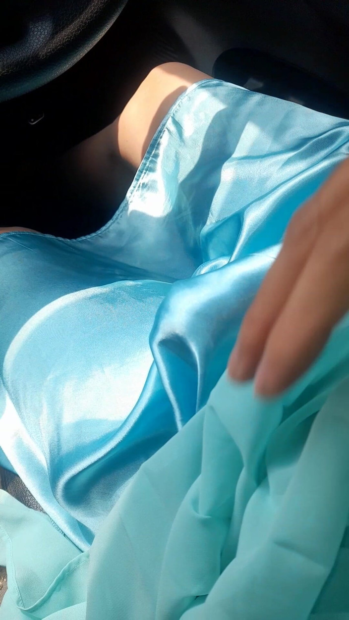 Naomisinka: साटन लाइनिंग के साथ नीली शिफॉन पोशाक पहनी वीर्य