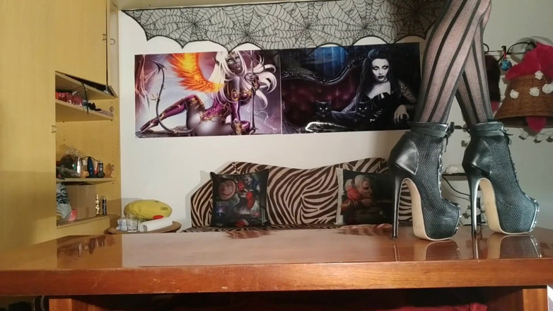 Beth Kinky: Lopen in mijn zwarte plateaulaarzen - Beth Kinky