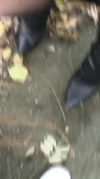 露出狂の熟女は屋外で彼のコックを吸うことによって男を喜ばせる