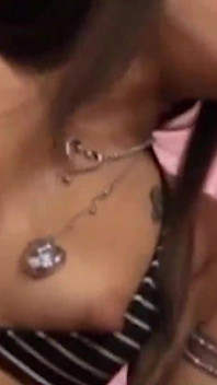 Zierliche brünette lutscht großen gloryhole-schwanz