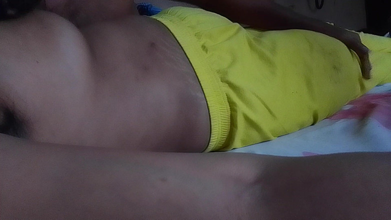 Skydreem1104: Menina indiana massageia a frente de seus seios e dá...