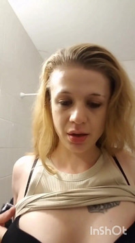 Blondýnka v koupelně