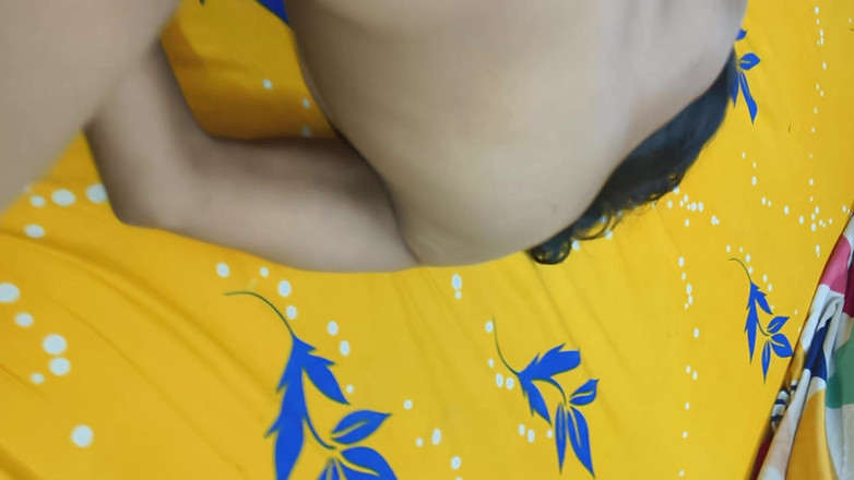 Nisha bhabhi ki chudai: Perra con grandes tetas y coño pequeño folla con silla...