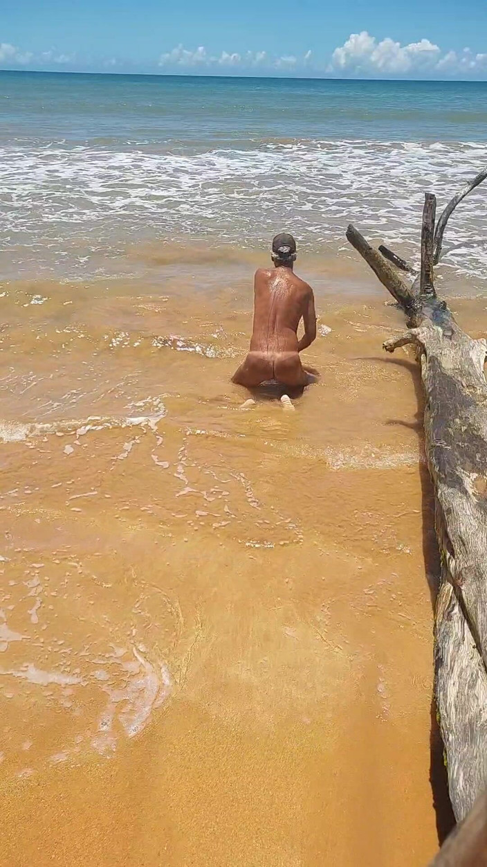 Ladysilvas: Çıplak Ladysilva plajda bronzlaşmış ateşli götünü seksi işaretle gösteriyor