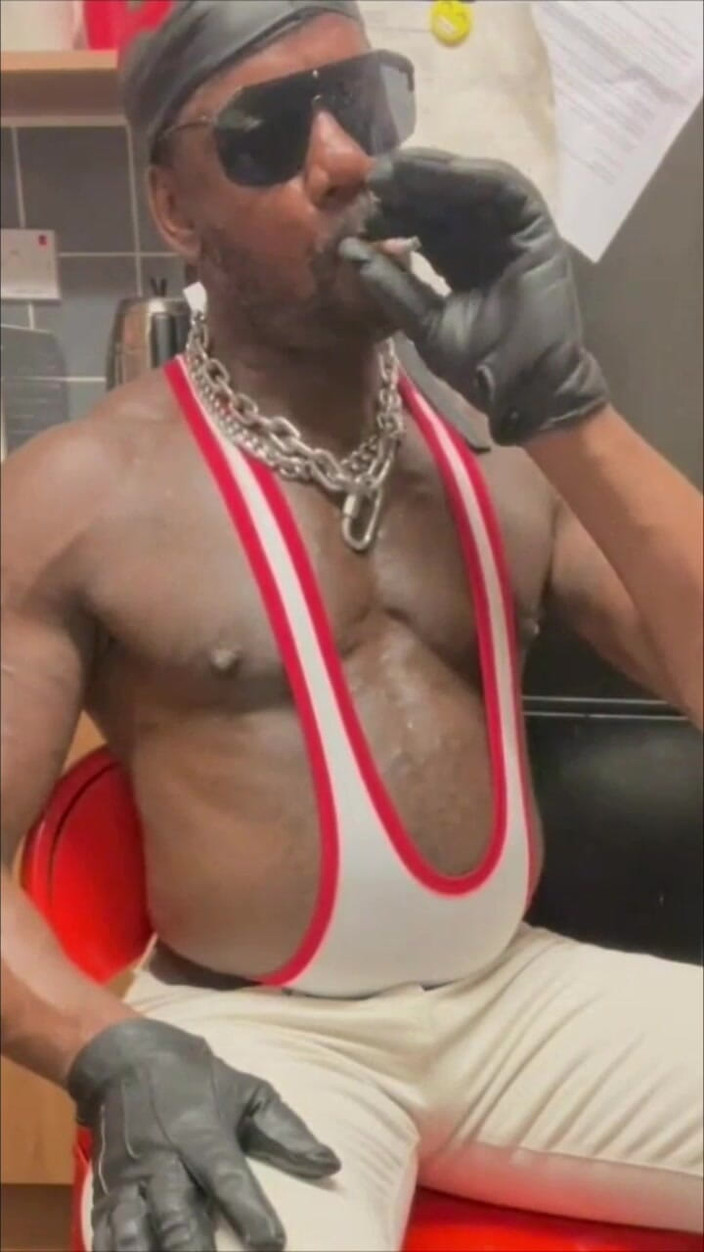 Black Muscle: Black Matang Otot, Brody Menyampaikan Fleksi Asap &amp; Sesi Wank