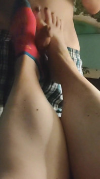 Quente punheta com os pés - meia rosa e azul das meninas - porra nas meias