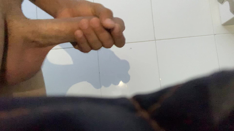 Preek Fans: Sục cu tại nơi làm việc trong nhà vệ sinh...