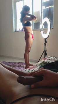 Seksowna Bhabhi Shivani Robienie na żywo i masturbacja męża.