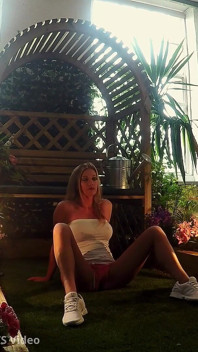 Holly Kiss seluar panas dalam video taman tetek besar