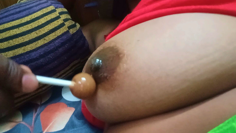 Ammukutty88: Mereka menjilat dan menggigit payudara Ammu, yang telah dikongkek madu 109