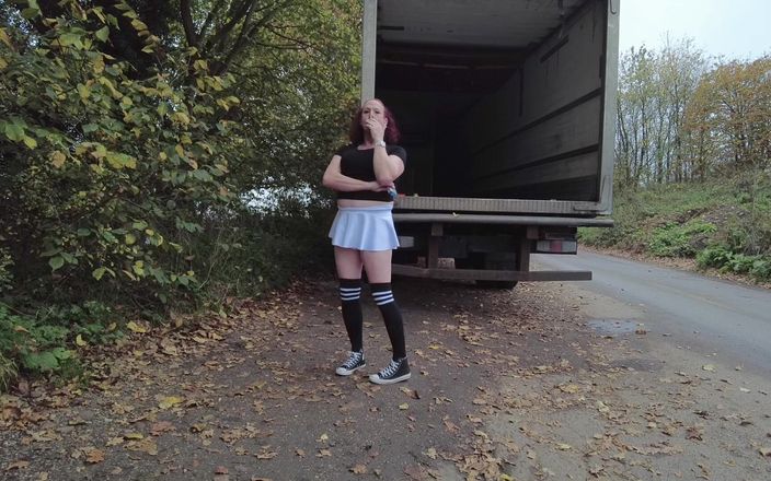 Mistress Jodie May: Chica patinadora se muestra, meando y fumando al aire libre