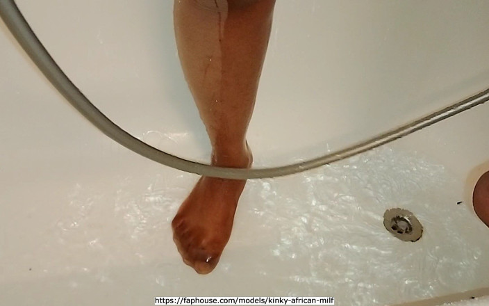Kinky African MILF: 在淋浴时自慰