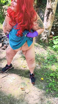 森の中でドレスをたくし上げると、彼女は潮吹きがめちゃくちゃです