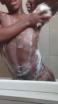 Une jumelle noire prend un bain