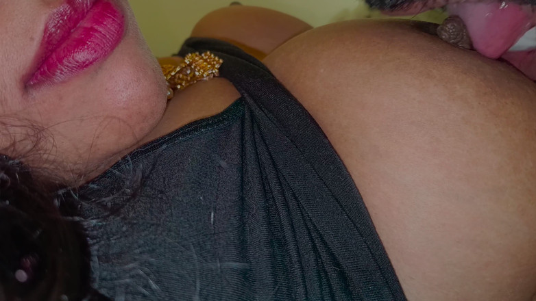 Inba: Chennai universiteitsleraar diepe lippenkus in bed