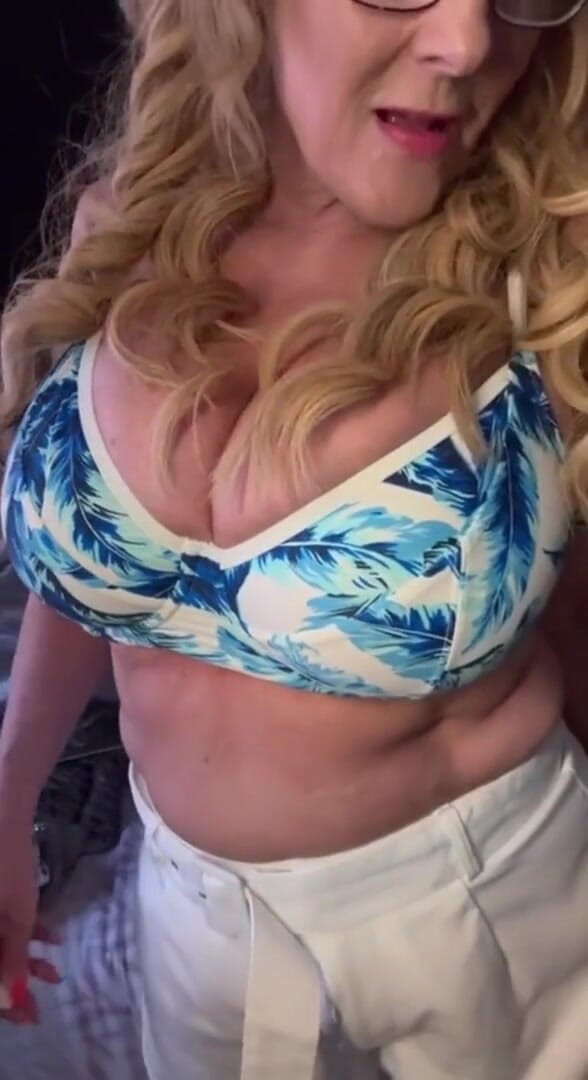 Wendy Leigh: BUNICA SEXY Wendy devine murdară