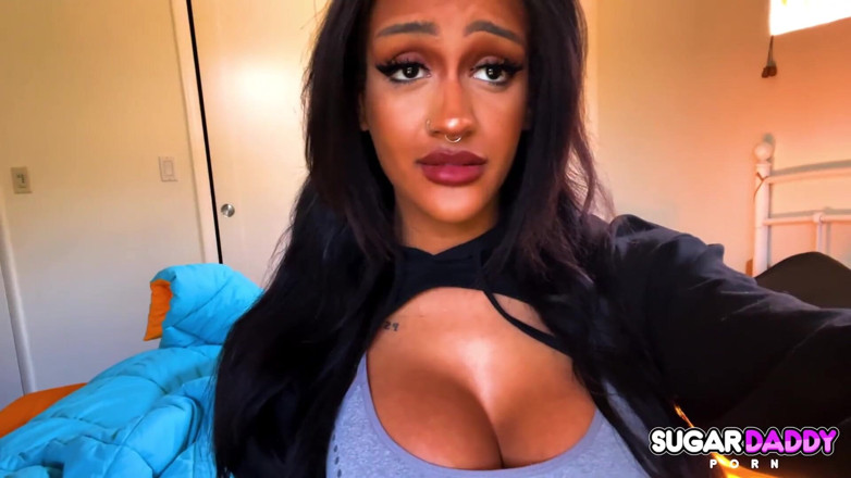 Sugar Daddy Porn: L'inflation est dure. Une modèle exotique veut baiser son papa...
