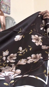 Die neuen Satin scarves deiner stiefmutter machen dich an! Alles ist so schön glänzend! Lady Victoria Valente