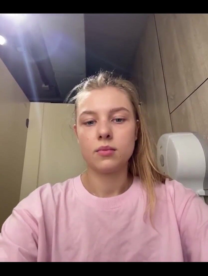 JuiceLussie: Ditalino anale 