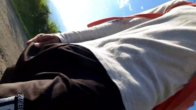 vergar4_daviid: Joven exhibicionista muestra su polla mientras camina