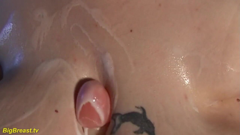 Big Breast: Extrema tesuda peituda milf sozinha em casa