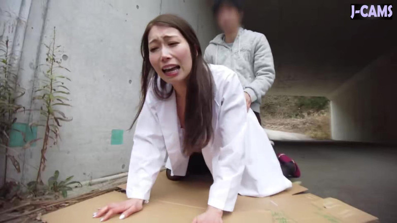 J-Cams: Uzun dilli oyuncu diyetisyen yaramaz bir gülümsemeyle seni yavaşça azdırıyor. 2