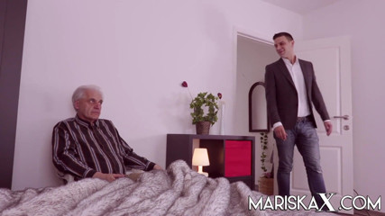 Mariska x: Mariskax - orta yaşlı seksi kadın kocasının önünde büyük bir yarağı sikiyor