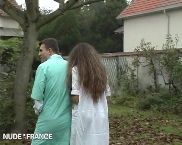 La France a Poil: Czy ta piękna pielęgniarka nie wykorzystała swojego statusu?