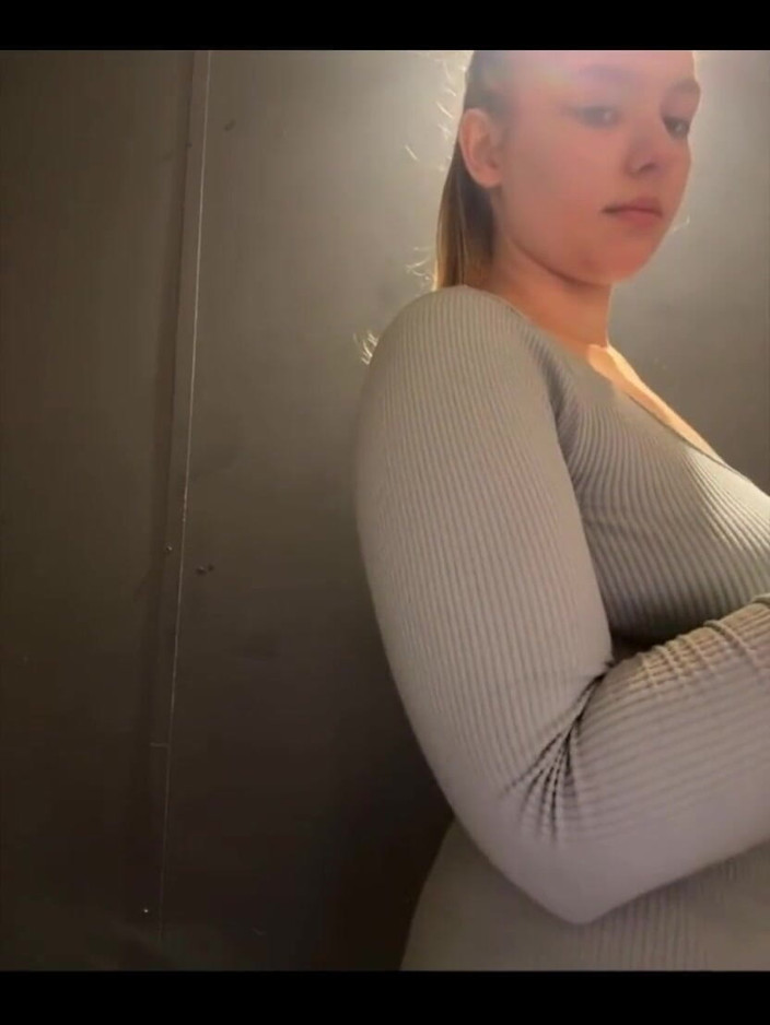 JuiceLussie: 체육관에서 자위하기