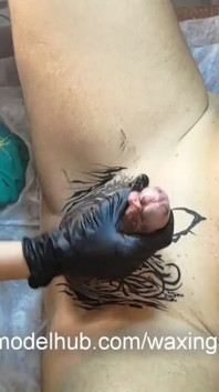 Fa arte del corpo intimo ad un ragazzo