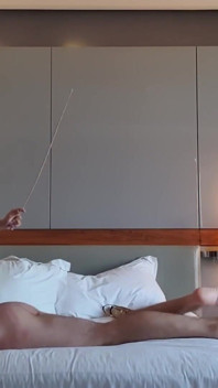 Asiática dominatrix castigando esclavo con látigo
