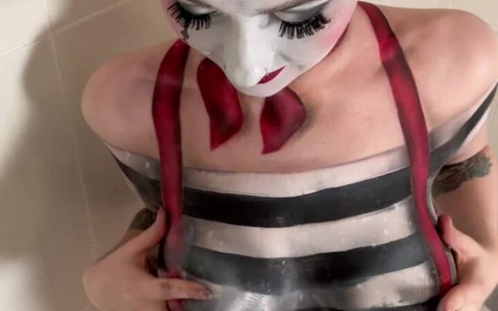 Em Yang: Mime bodypaint duş oyunu