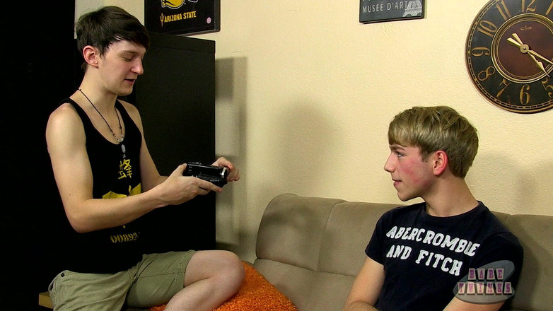 Bare Twinks: Jr dostaje swój pierwszy nagi twinks jebanie!