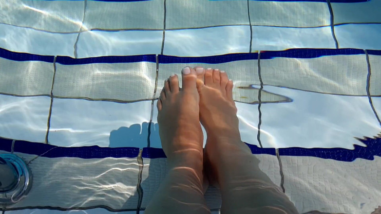 Fetish intimmedia: Foot fetish play in pool