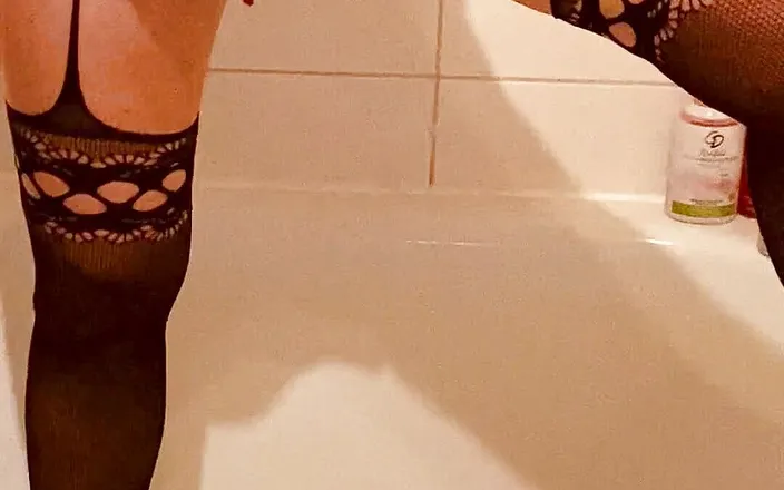 Pussy love_toy: Ns pussy golden shower pee pipi dusche blond riesen titten
