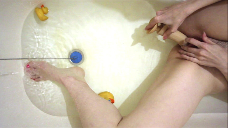 Hairypussyangel: Kaki seksi di kamar mandi, dildo menyetubuhi memek berbulu, air...