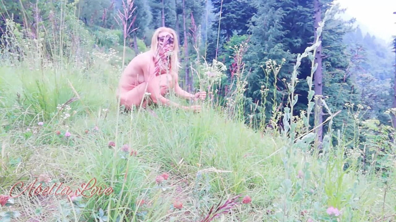 Abella Love: Ma première promenade nue dans la forêt pour faire une...