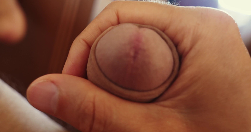 Jerking studs: Extreme nahaufnahme von hartem geilem penis mit saftigem orgasmus am...